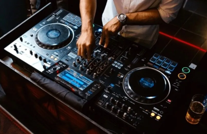 🎧 DJ Professionnel à Kinshasa – Ambiance Garantie ! ( DJ Goubal)