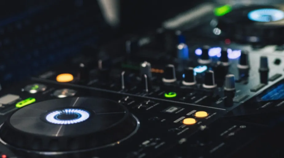 🎧 DJ Professionnel à Kinshasa – Ambiance Garantie ! ( DJ Goubal)